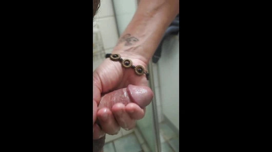 Sevimli iri güzel evli kadın duşta mastürbasyon yapıyor