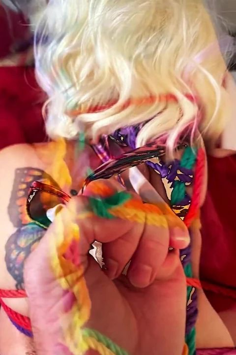 Suzy Wylde Shibari'yi ve boğazlamayı seviyor