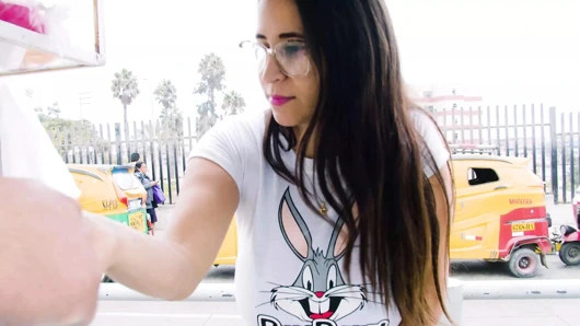 Venezüellalı süper busty bebek kahvaltı satıyor ve size ücretsiz bir sabah ikramı sunuyor