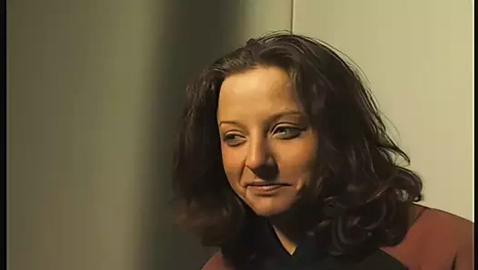 young teen mastubiert dafuer vor der kamera