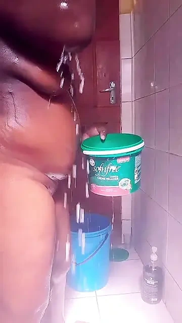 Çok azgın olduğum için dildomu kullanabilmem için banyo yapmak zorunda kaldım