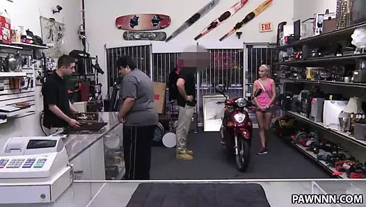 Sadie Leigh kiralık bir scooter satmak istiyor - xxx piyon