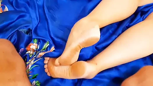Selena'nın güzel doğal ayaklarında oyunlar