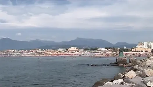 Ateşli ve seksi genç kız edepsiz üvey babası tarafından sikiliyor