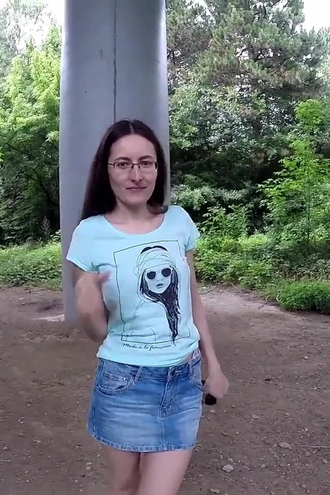Diana açık havada işeyebilmesi için külot giymiyor