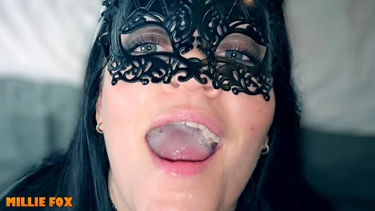 Ateşli orta yaşlı seksi kadın yutmadan önce gargara yapıyor ve büyük bir dölle oynuyor - millie fox