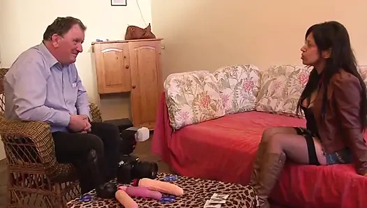 Azgın yönetmen sürtüğün amına yumruk sokuyor