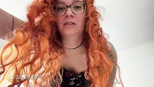 Futa amını yarak ve döllemeden önce vibratörle dolduruyor