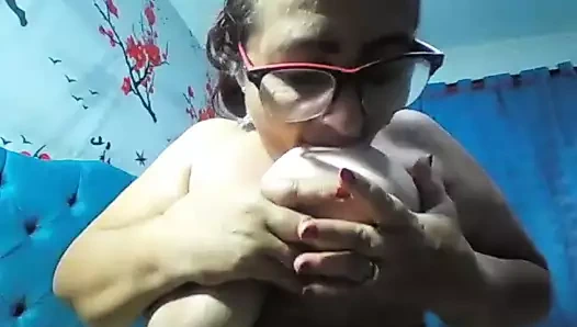 onun büyük memelerini seviyorum