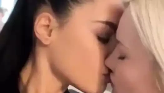 öpüşen arkadaşlar