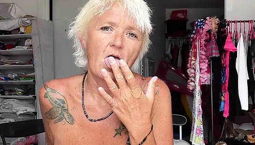 Bakış açısı: orta yaşlı seksi kadın mastürbasyonu