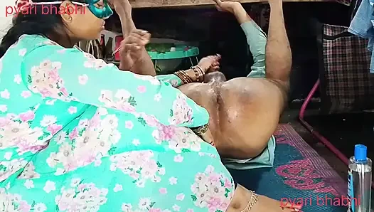 Dildoyu kocamın götüne sokuyorum, parmağımı götüme sokuyorum ve götüme bira şişesi sokuyorum