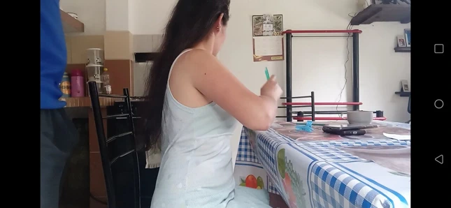 Üvey anne Hindistan sulu Hint horoz izledikten sonra saç stilini unutur.