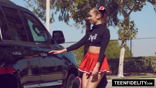 Teenfidelity sevimli amigo liza rowe ponponlarını sallıyor