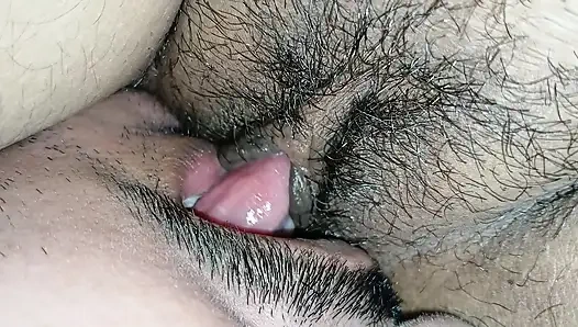 18 yaşındaki kız arkadaşım yatak odamda Hintçe videoda sikiliyor