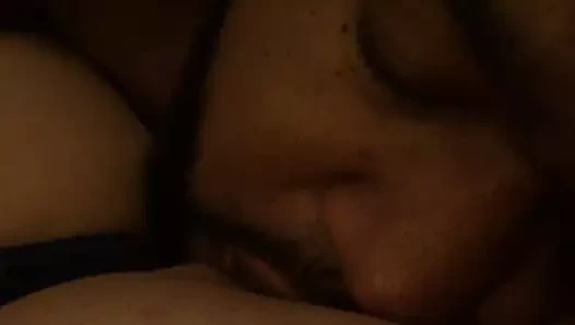 Büyük zenci yarağı grup seksten sonra kullanılmış orta yaşlı seksi kadının amını yalıyor