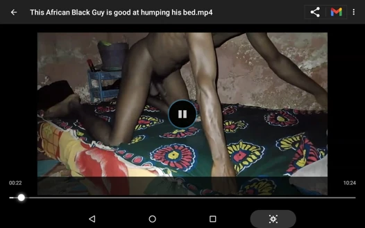 Bu Afrikalı zenci adam yatağını sikiyor