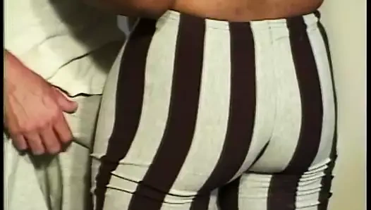 Sarışın yakışıklı adam siyah adama bazı özel egzersizler göstermek istiyor