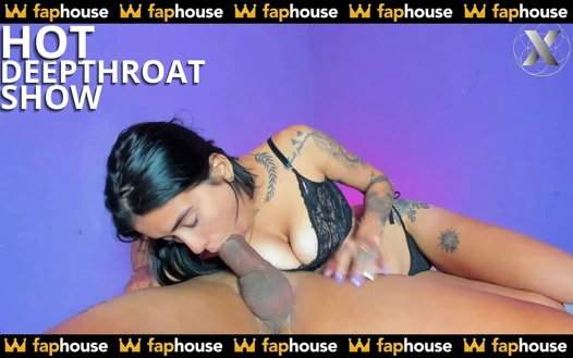 Güzel dövmeli bir kızın ateşli derin gırtlak gösterisi