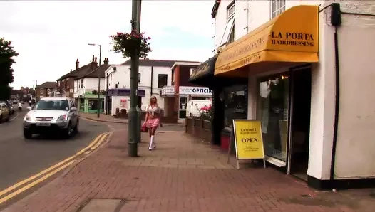 Yaramaz sürtükler bu yakışıklı dövmeli adamla sikişmek istiyor