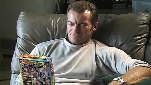 Ateşli sarışın kanepede tutkulu seksin tadını çıkarıyor