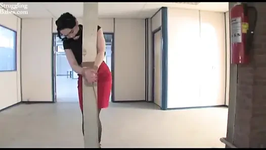 Kırmızı direğe bağlı kadın kleavegagged