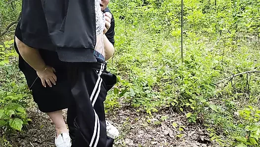 Komşu parkta sikimi emiyor ve ateşli döl yutuyor