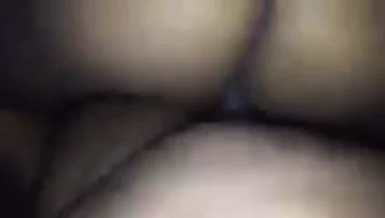 Büyük götlü büyük yarağı okşuyor