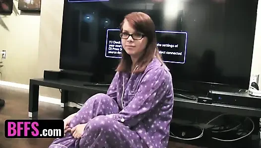 İki erkek arkadaş - yaramaz kankalar pijama partisinde takma yaraklı dildoyla parmakla sikiliyor ve deliniyor