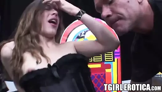 Tranny, erkeğiyle tutkulu anal için seksi iç çamaşırı giyiyor