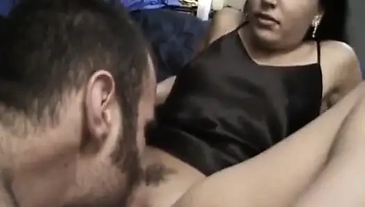 Azgın esmer orta yaşlı seksi kadın yalanıyor ve sert sikiliyor