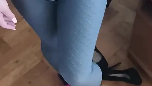 Gerçek ev yapımı evli kadın dizlerinin üzerinde büyük yarak emiyor ve ağzına boşalıyor
