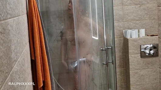 Üvey annemin duş alırken mastürbasyon yaparken izliyorum