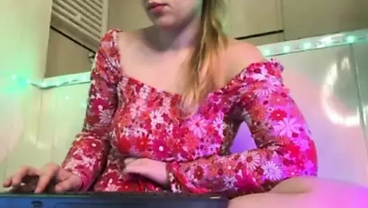 Jucielussie doğal büyük memelerle oynuyor