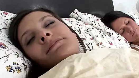 Erin Stone ve Becky Brielle ile lezbiyen seks