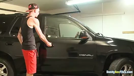 Daddysexfiles: Hung Eric Austyn garajda yeni oyuncağıyla sünnetsiz yarağı üzerinde çalışıyor