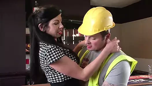 Dövmeli Gina Jameson seth strong'dan barda sikiliyor