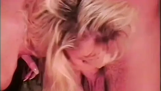 Sarışın kadın amcık yalıyor bilardo masasında sikişiyor