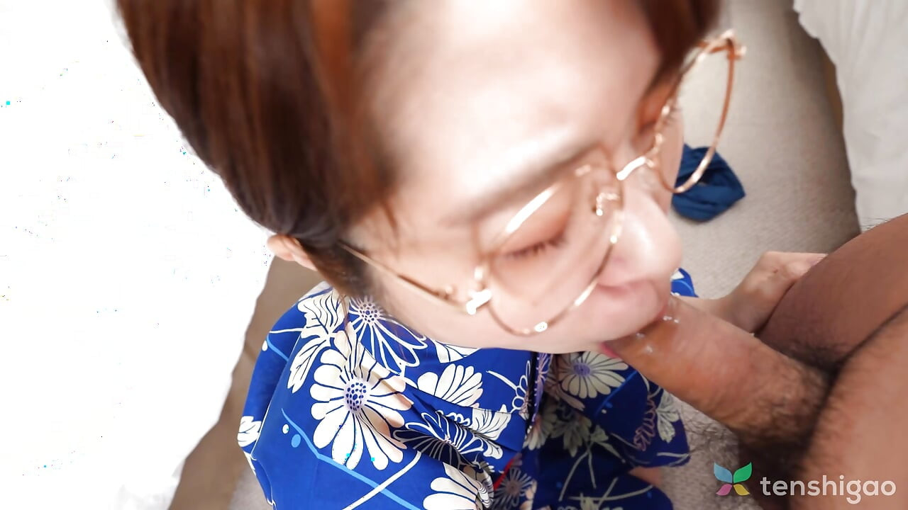 kimono Asyalı momoko azuma seks yapmadan önce sert bir horoz emiyor.