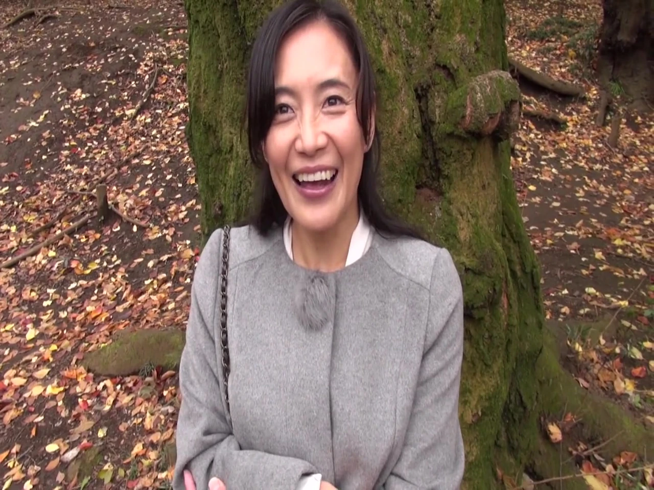 A112G02 A mature woman in her fifties with black hair and a pure aura appears in an AV seeking intense sex!