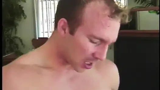 Azgın hatun seksi deri kanepede güzel sert sikişin tadını çıkarıyor