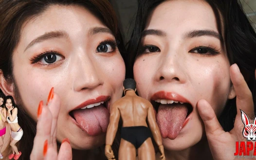 Giantesses Haruno ve Tsubame oyuncaklarının üstüne eğiliyor... Onu lezzetli küçük bir sır gibi keşfediyor