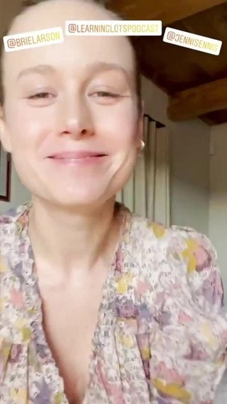 Brie Larson evde çiçekli bir elbiseyle
