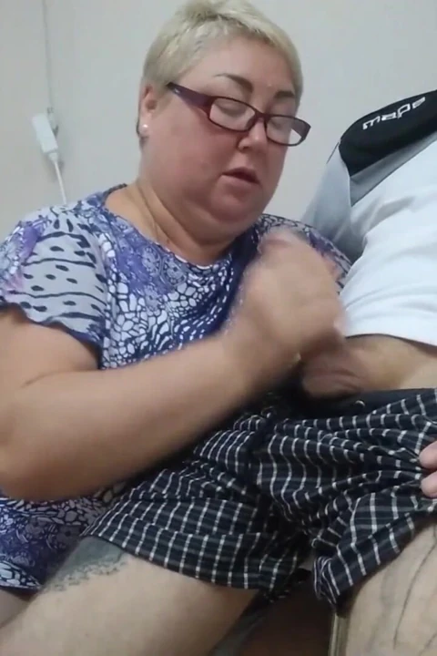 İri güzel kız ofiste yarağımı sıvazlıyor