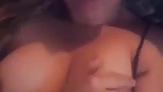 Luciendo tetaları