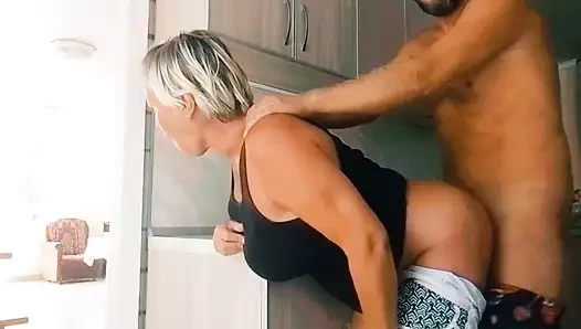 Bir kafede temizlikçi kadını sikiyor