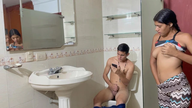 Индийская девушка наблюдает, как я мастурбирует в публичном туалете, и мы в конечном итоге жестко трахаем меня, пока она не наполнит свою задницу молоком