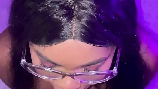 Gergin minyon zenci evli kadın kocası uzaktayken büyük zenci yarağıyla sikişiyor