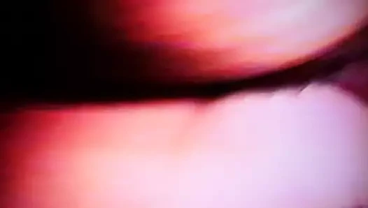 Eğilmiş... o küçük sürtük