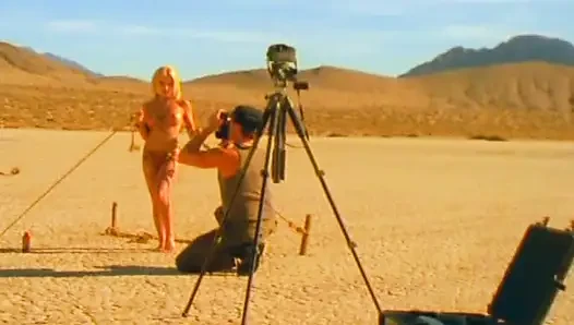 Pissendes durchnässtes blondes schätzchen kniet für desert Golden Shower